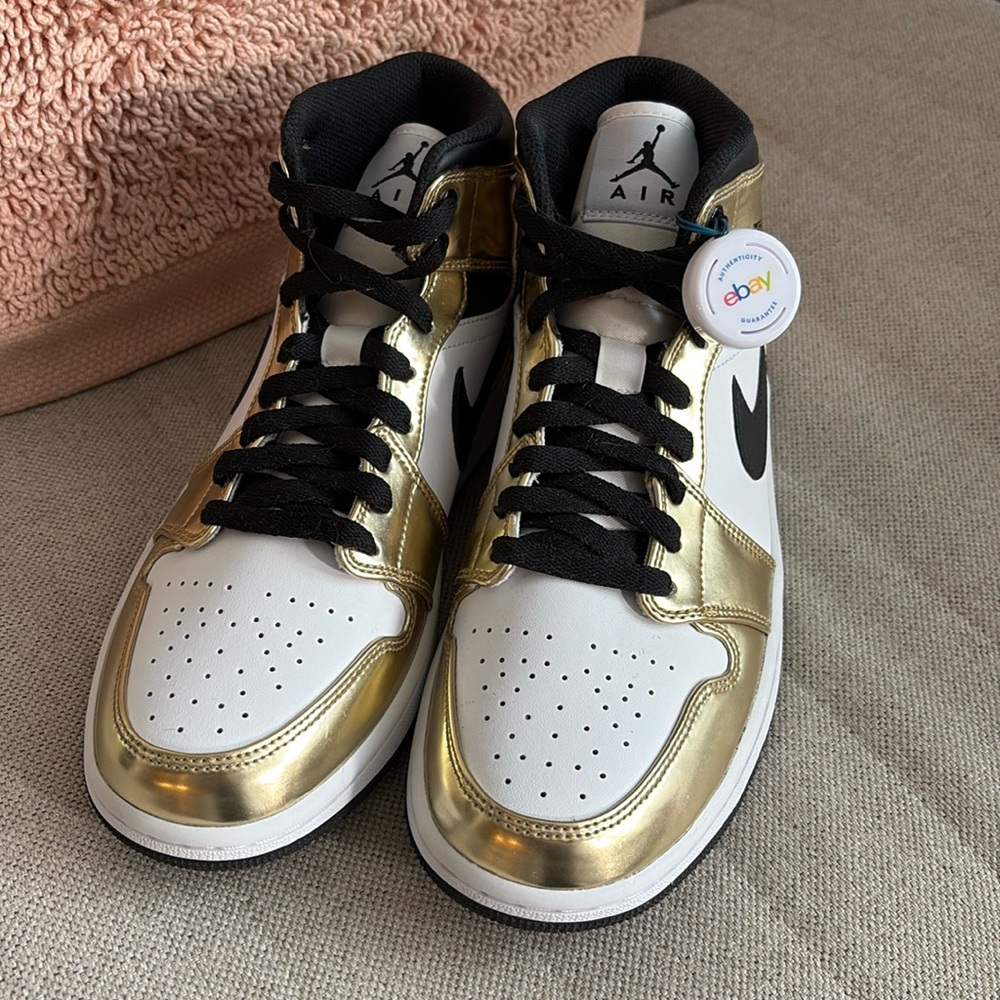 Jordan1 Mid Metallic Gold Black White